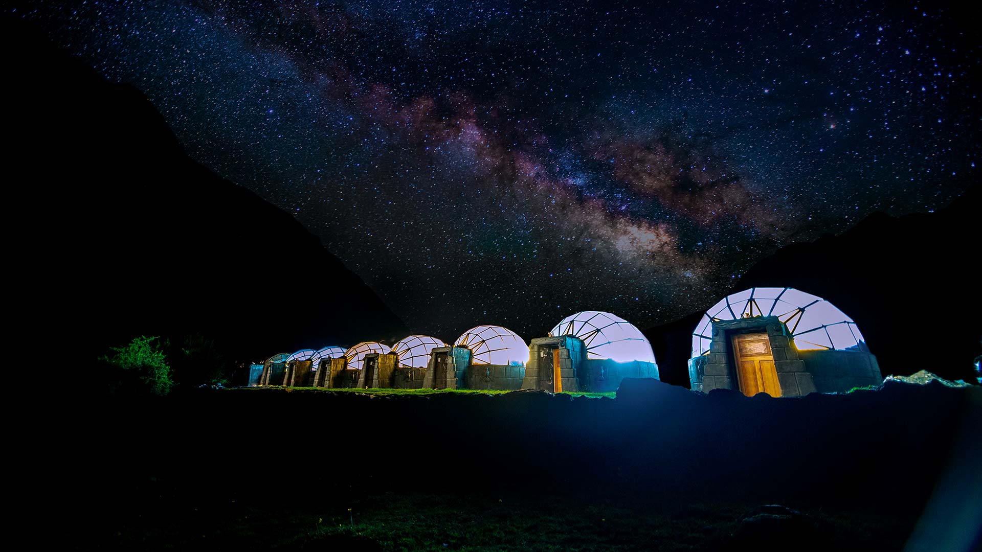Vista de nuestro campamento Sky Camp y el cielo lleno de estrellas en la noche en Soraypampa - Caminata Salkantay a Machu Picchu