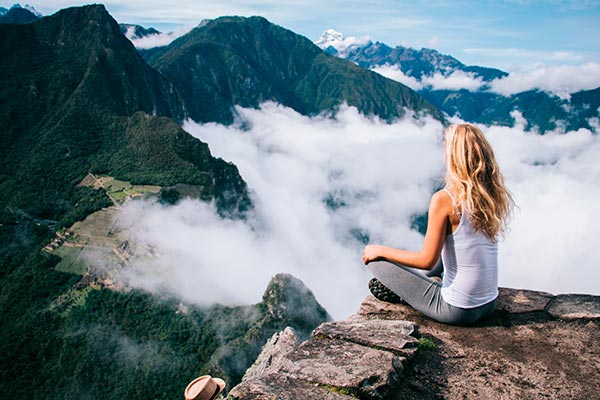 Mujer con vista panorámica de Machu Picchu